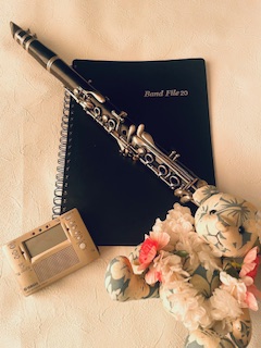 愛用のクラリネット、チューナー、楽譜ファイル、クマ