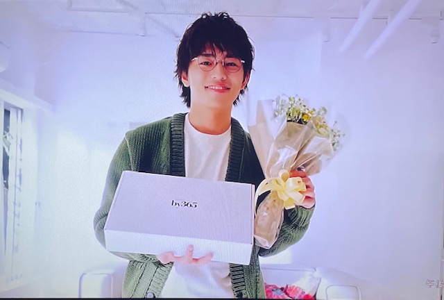 by365の新CMアンバサダーに就任、新CMのメーキング動画の篠塚大輝さんのメガネカーディガン姿の画像
